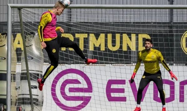  拜仁主场完胜紧追榜首，德甲争冠悬念持续升温  