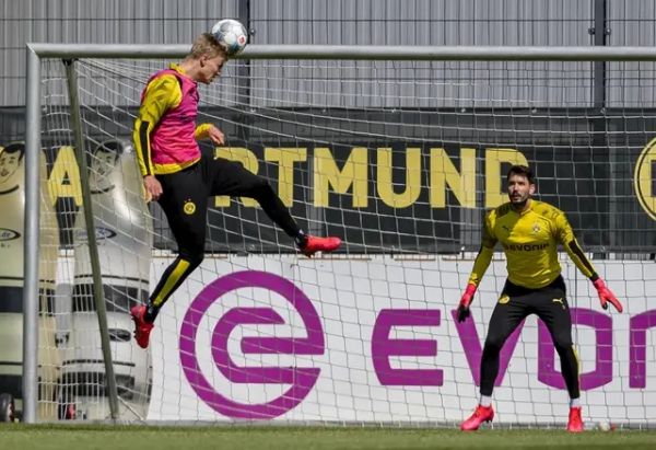  拜仁主场完胜紧追榜首，德甲争冠悬念持续升温  